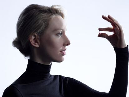 L'empresària Elizabeth Holmes, amb un dels tubs del seu sistema d'anàlisi.