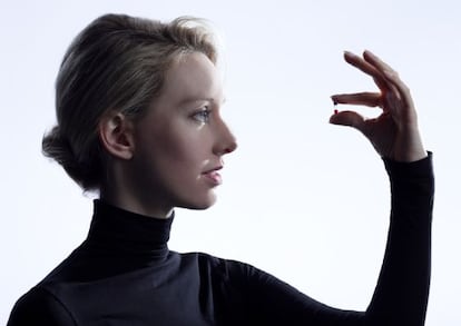 L'empresària Elizabeth Holmes, amb un dels tubs del seu sistema d'anàlisi.