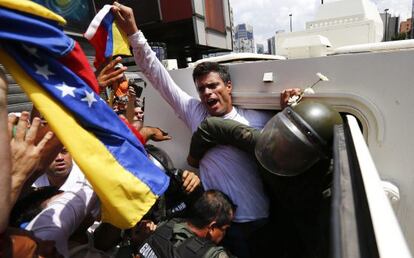 El líder opositor Leopoldo López es detenido el 18 de febrero de 2014.