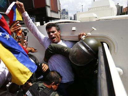 El l&iacute;der opositor Leopoldo L&oacute;pez es detenido el 18 de febrero de 2014.