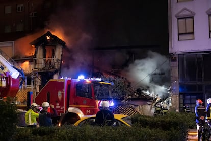 Personal de emergencias trabaja en el edificio afectado.