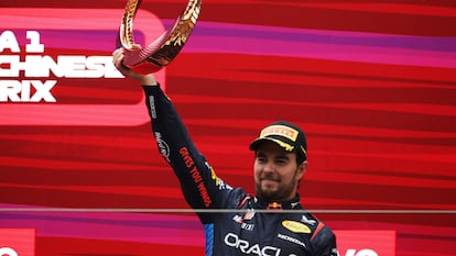 El piloto de Red Bull Sergio Pérez celebra su victoria en el circuito de Shanghái, este domingo.