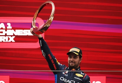 El piloto de Red Bull Sergio Pérez celebra su victoria en el circuito de Shanghái, este domingo.