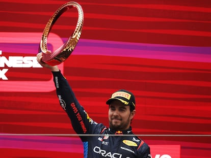El piloto de Red Bull Sergio Pérez celebra su victoria en el circuito de Shanghái, este domingo.