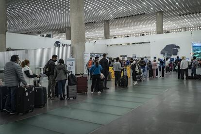 Los pasajeros expresaron su molestia al personal debido a las largas filas y las horas de espera que tuvieron que hacer en el aeropuerto.