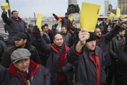 Varios empleados de la compañía de transporte público Intercommunal Transport Company STIB MIVB protestan hoy ante el Palacio de Justicia en Bruselas (Bélgica).