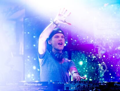 <p><strong>Su legado.</strong> Tim Bergling (Estocolmo, 1989-2018) no inventó la música de baile mezclada con el country y el folk (la misma Dolly Parton se apuntó al género en los setenta y los ochenta, y Madonna lo hizo enormemente comercial con 'Music' en el año 2000), pero en plena explosión del EDM (música electrónica de baile) él reivindicó que en medio de los 'beats' también podían existir las guitarras, las melodías y las letras con un punto desgarrador. Su fórmula lo hizo millonario: a los 25 años era uno de los DJs más ricos del mundo y sus canciones se han reproducido en plataformas de 'streaming' (como Spotify) más de 1.700 millones de veces.</p> <p><strong>Su muerte.</strong> Tras reconocer públicamente sus problemas de adición al alcohol y anunciar su retirada en 2016 para poder poner en orden su vida y cuidar de su salud (se le había diagnosticado una pancreatitis aguda), Avicii falleció en Mascate (Omán) el 20 de abril de 2018. Webs como la sensacionalista TMZ aseguraron que se clavó el cristal de una botella, un final espantoso que su familia ha preferido no confirmar. Los Bergling solo dijeron, en un comunicado, que "no pudo más, quería encontrar paz".</p>