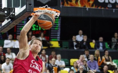 El base del Bizkaia, Aaron Jackson, observa un mate del pívot del Caja Laboral, Mirza Teletovic, durante la pasada Euskal Kopa. 