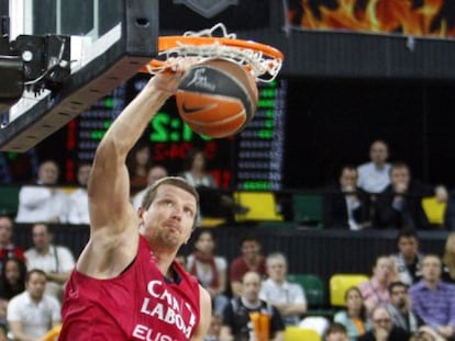 El base del Bizkaia, Aaron Jackson, observa un mate del pívot del Caja Laboral, Mirza Teletovic, durante la pasada Euskal Kopa. 