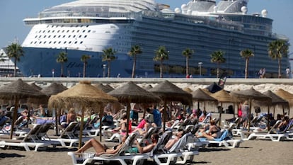 El turismo de cruceros (en la foto, el 'Harmony of the Seas' en el puerto de Málaga) es uno de los de mayor impacto en el medio ambiente.