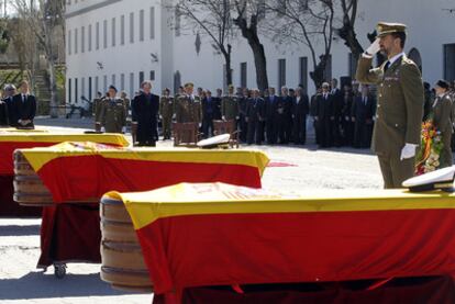 El Príncipe, ayer frente a los féretros de los militares fallecidos en Hoyo de Manzanares.