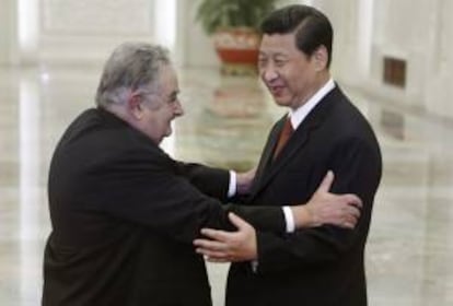 El presidente uruguayo, José Mujica (izq), abraza al presidente chino, Xi Jimping (der), ayer durante su encuentro en el Gran Salón del Pueblo de Pekín, en China.