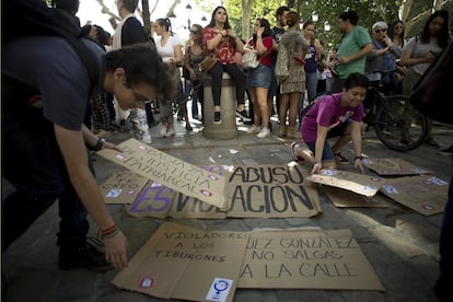 Manifestantes colocan carteles en repulsa a la sentencia del caso de La Manada en Sevilla.
