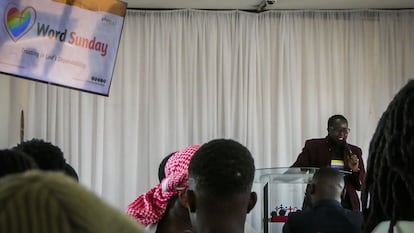 Pastör Caroline Omolo, 20 Temmuz 2025'te Kenya'nın Nairobi kentindeki CAC merkezinde toplanan cemaate hitap ediyor.