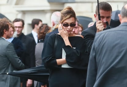 Bella Hadid, en el funeral de Peter Lindbergh en Saint-Sulpice (París).