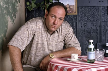 Tony Soprano comía sentado, de pie, solo o acompañado. Tony Soprano comía.
