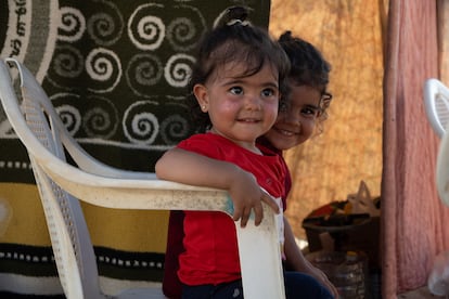 Surayya y su hermana de tres años, Amal, sentadas fuera de la tienda. Las niñas llegaron de Siria al Líbano hace unos seis meses con su madre.

