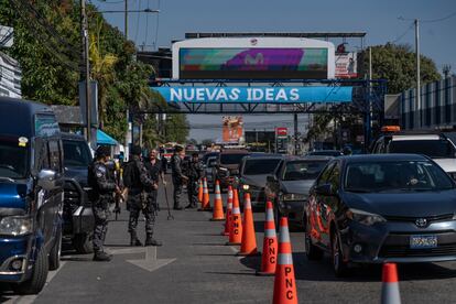 Fuerzas de seguridad vigilan la entrada al centro de votación de Avenida Villa Olímpica en San Salvador, este domingo.