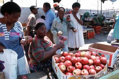 Mercado en el gueto de Soweto, en Johanesburgo, que hoy es frecuentado por turistas.