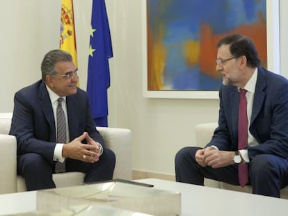 El presidente del Gobierno, Mariano Rajoy, recibe en Moncloa al vicepresidente mundial de Compras del Grupo Volkswagen, Francisco Javier Garc&iacute;a Sanz