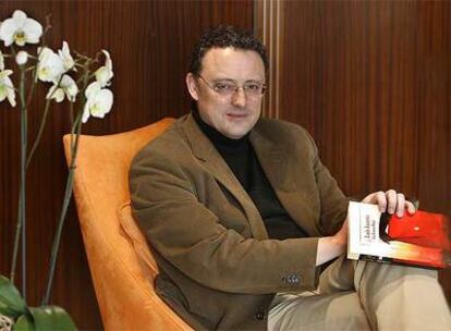 El escritor Luis Leante, autor de <i>La luna roja, </i>ayer en Valencia.