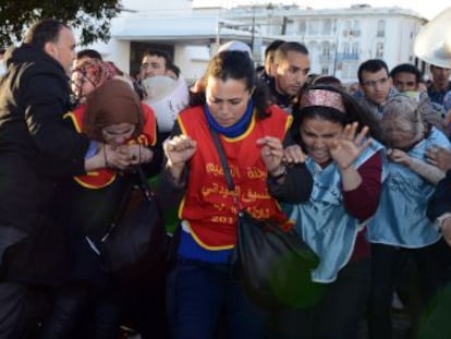 La polic&iacute;a marroqu&iacute; carga contra mujeres el 8 de marzo en Rabat.