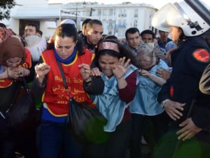 La policía marroquí carga contra mujeres el 8 de marzo en Rabat.