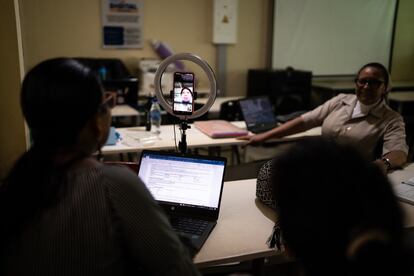 Varias maestras dan una tutoría virtual a una de las estudiantes de la institución educativa e internado San Francisco De Loretoyaco, el 15 de octubre.