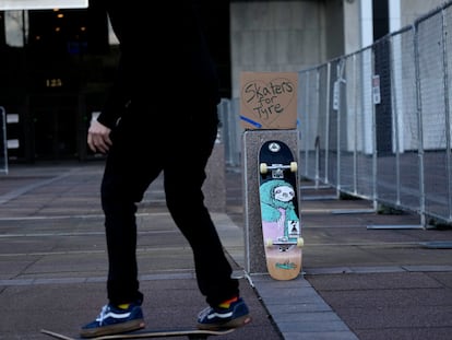 Skateboarders skate in front of city hall in remembrance of Tyre Nichols, who died after being beaten by Memphis police officers, five of whom have been fired, in Memphis, Tenn., Monday, Jan. 23, 2023.