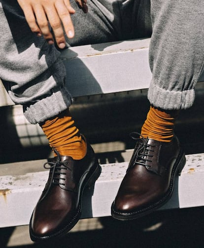 Estos zapatos Taylor de la firma Mephisto son un ejemplo perfecto de ‘derby’: un modelo clásico tan versátil que encaja incluso con el corte deportivo del pantalón Ermenegildo Zegna. Los calcetines son Cos.