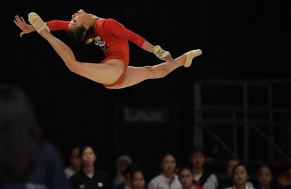 Shiho Nakaji en la competición por equipos de gimnasia en los Juegos Asiáticos, celebrados en Jakarta (Indonesia).