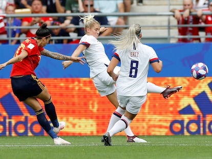 Jennifer Hermoso marca el primer gol para España.