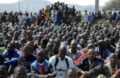 Trabajadores de la mina Lonmin escuchan al político sudafricano Julius Malema en un asentamiento en Marikana cerca a Rustenburg (Sudáfrica). El presidente sudafricano Jacob Zuma anunció una investigación por la masacre de 34 mineros que fueron acribillados por la Policía sudafricana. EFE/Archivo