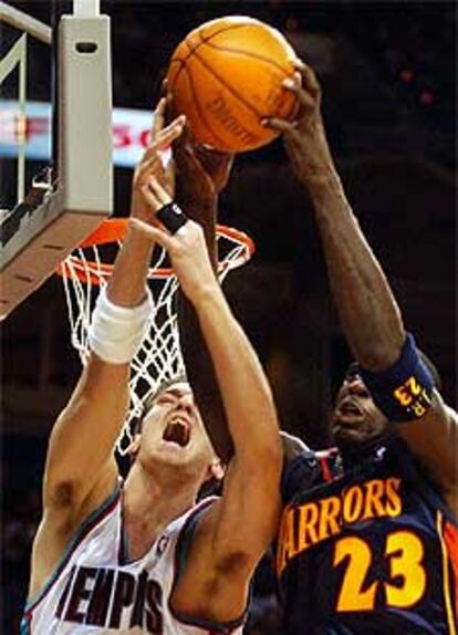 Pau Gasol lucha por un rebote con Jason Richardson en la cancha de los Grizzlies de Memphis.