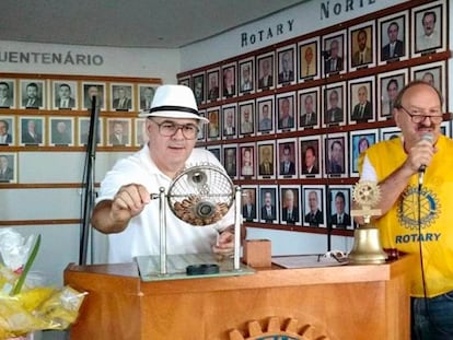 Euclides de Carli, à direita, durante um bingo no Rotary Clube.