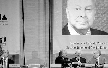 Homenaje a Jesús de Polanco, en Guadalajara (México) durante la XII Feria Internacional del Libro, el 29 de noviembre de 1998. En la foto está flanqueado por Carlos Fuentes y Gabriel García Márquez