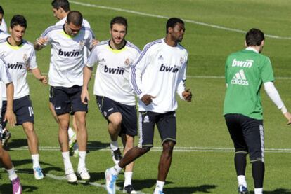 Higuaín y Adebayor, en el entrenamiento de ayer.