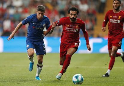 El delantero del Liverpool, Mohamed Salah, corre con el balón perseguido por el jugador del Chelsea, Christian Pulisic.