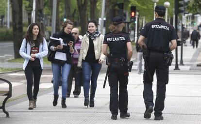 Una patrulla a pie de la Ertzaintza en una calle de San Sebastián.