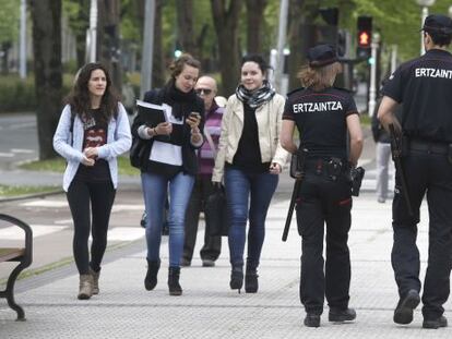 Una patrulla a pie de la Ertzaintza en una calle de San Sebastián.