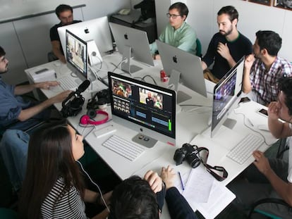 Alumnos del M&aacute;ster de Periodismo trabajando en piezas de video. 