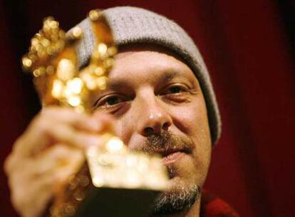 El director brasileño José Padilha, con el Oso de Oro en la ceremonia de entrega de los premios de la Berlinale.