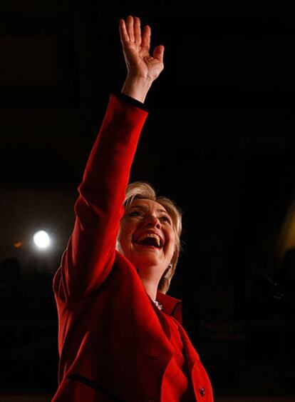 Hillary Clinton celebra ayer su victoria en el Ateneo de Columbus, en Ohio.