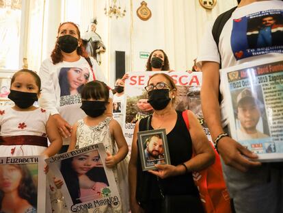 Familiares de desaparecidos durante una misa convocada en la Catedral de Guadalajara.