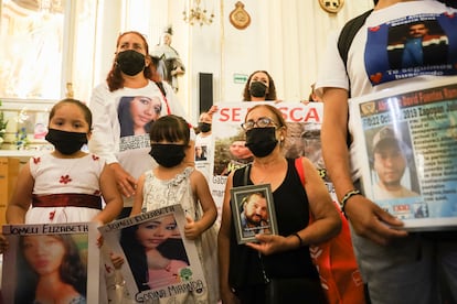 Familiares de desaparecidos durante una misa convocada en la Catedral de Guadalajara.