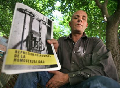 Antonio Ruiz muestra, el miércoles pasado, la carpeta de un seminario sobre la represión a los homosexuales organizado en la antigua cárcel de Badajoz, donde él estuvo preso.

Foto: Jesús Císcar