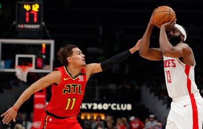 James Harden lanza ante Trae Youg en un Hawks-Rockets.