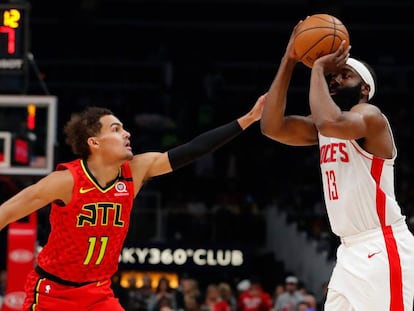 James Harden lanza ante Trae Youg en un Hawks-Rockets.