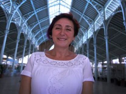 La escritora Elia Barcel&oacute; en el mercado de Col&oacute;n de Valencia.