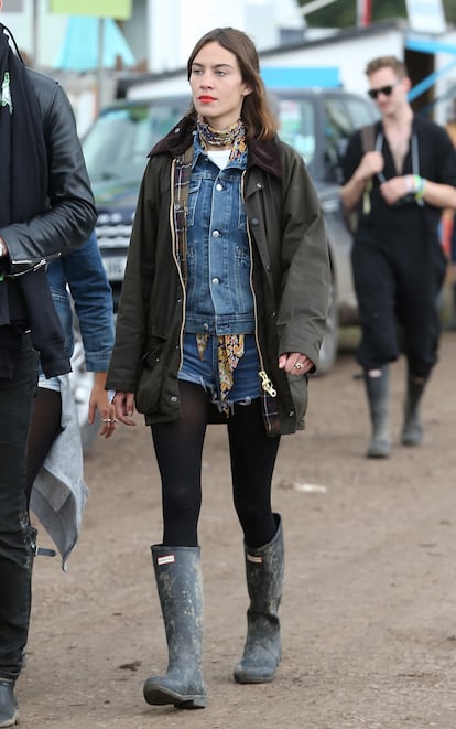 Alexa Chung en Glastonbury 2025.